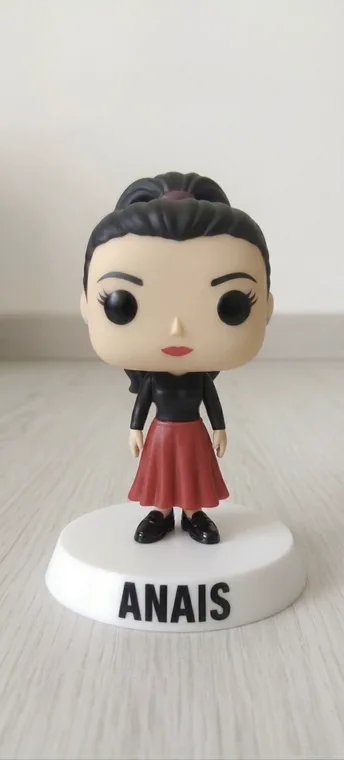 Figura cabezón personalizada de Anais con falda roja